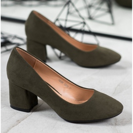 Fama Zapatos de tacón de ante en un pilar verde 2