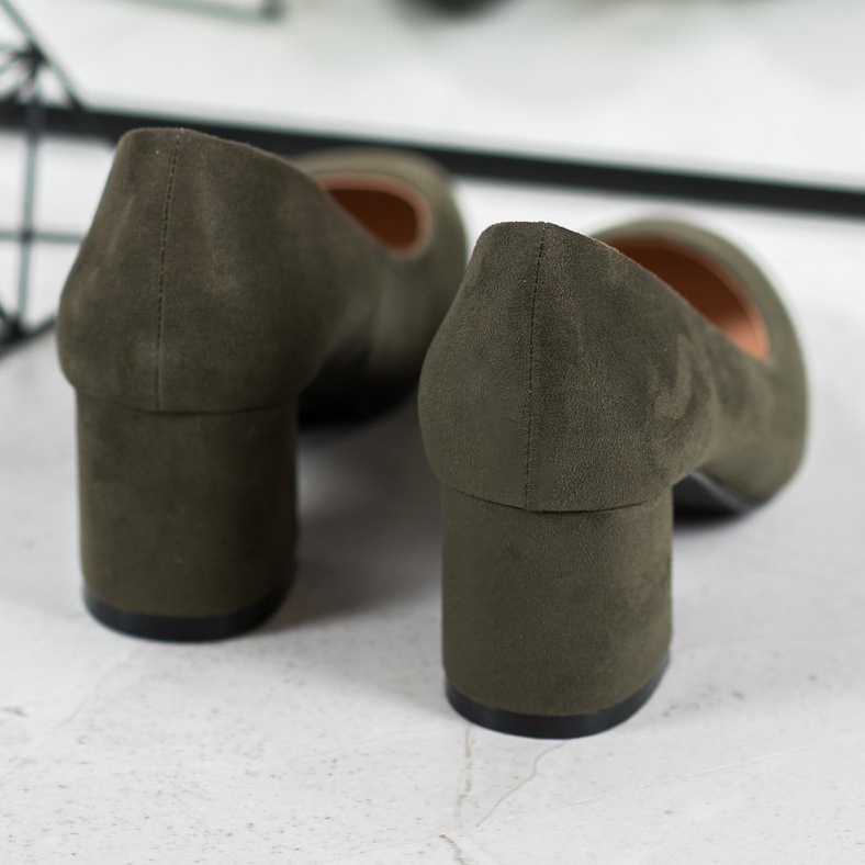 Fama Zapatos de tacón de ante en un pilar verde 1