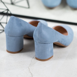 Fama Zapatos de tacón de ante en un pilar azul 3
