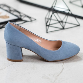 Fama Zapatos de tacón de ante en un pilar azul 4