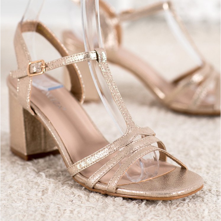 Sandalias brillantes en el bar VINCEZA dorado 1