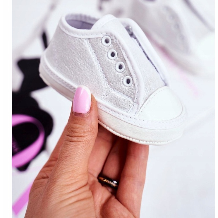 Apawwa Zapatilla Deportiva Infantil Velcro Con Brocado Bautizo Plata Milley blanco 1