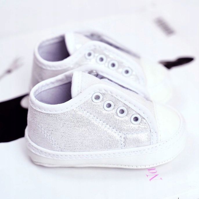 Apawwa Zapatilla Deportiva Infantil Velcro Con Brocado Bautizo Plata Milley blanco 2