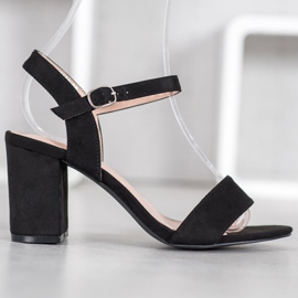 Nio Nio Sandalias en una barra negro 3