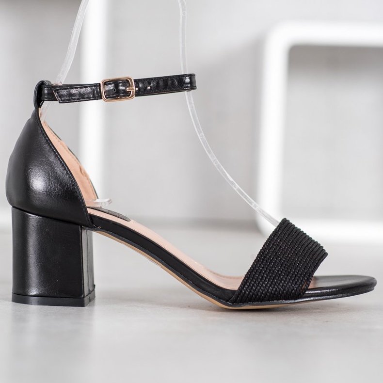 Nio Nio Sandalias con estilo en un bar negro 2 Nio Nio Sandalias con estilo en un bar negro 2