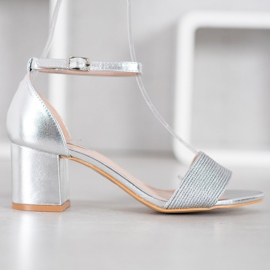 Nio Nio Sandalias con estilo en un bar gris 2 Nio Nio Sandalias con estilo en un bar gris 2