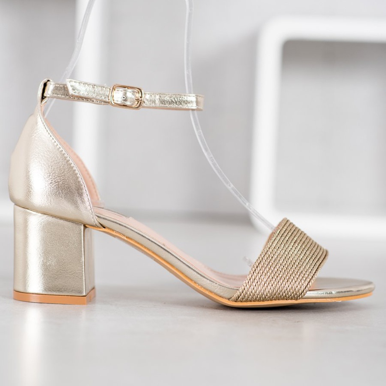 Nio Nio Sandalias con estilo en un bar amarillo 2