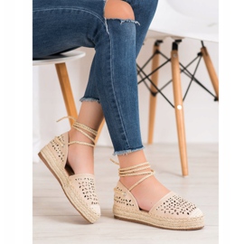 Bella Star Alpargatas atadas en la plataforma beige 3