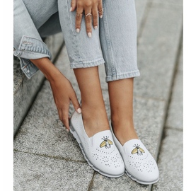 Zapatillas blancas caladas con la inscripción JH81172-1 blanco 6