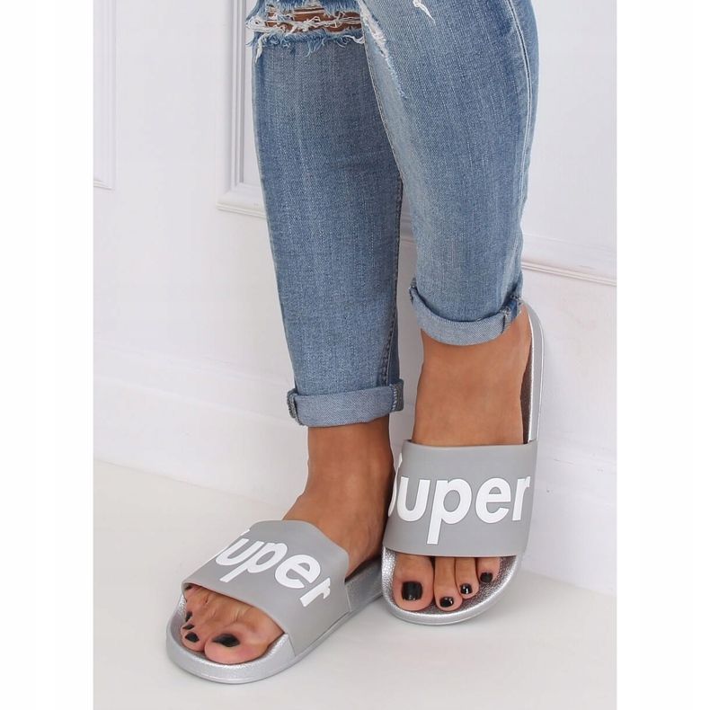 Pantuflas de mujer grises y plateadas CK110 Plateadas 1