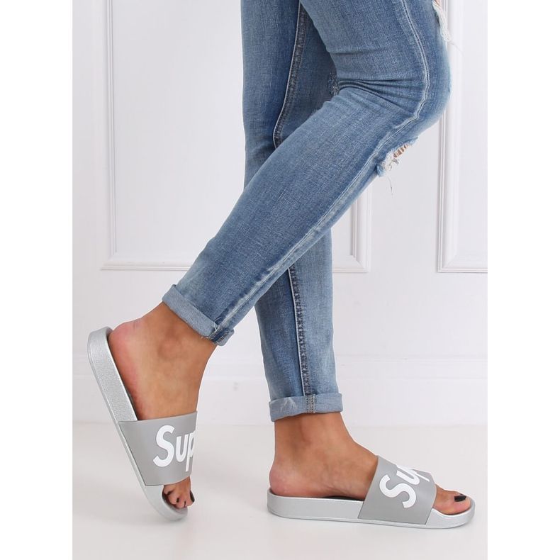 Pantuflas de mujer grises y plateadas CK110 Plateadas 2