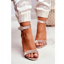 Sandalias de terciopelo beige Lu Boo en una barra Catherine 5