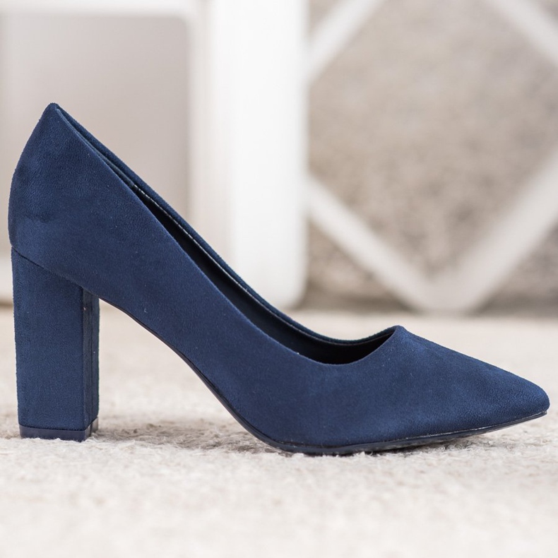 Small Swan Bombas azul marino en un pilar 1 Small Swan Bombas azul marino en un pilar 1