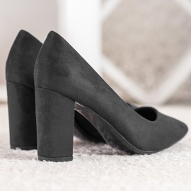 Small Swan Bombas negras en un pilar negro 1 Small Swan Bombas negras en un pilar negro 1