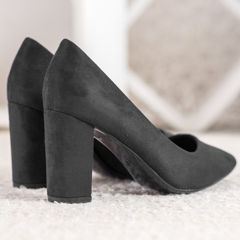 Small Swan Bombas negras en un pilar negro 1