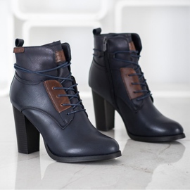 Evento Botas azul marino en un pilar 1 Evento Botas azul marino en un pilar 1