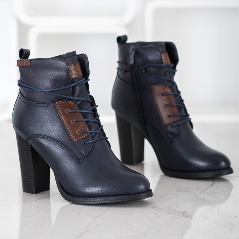 Evento Botas azul marino en un pilar 1