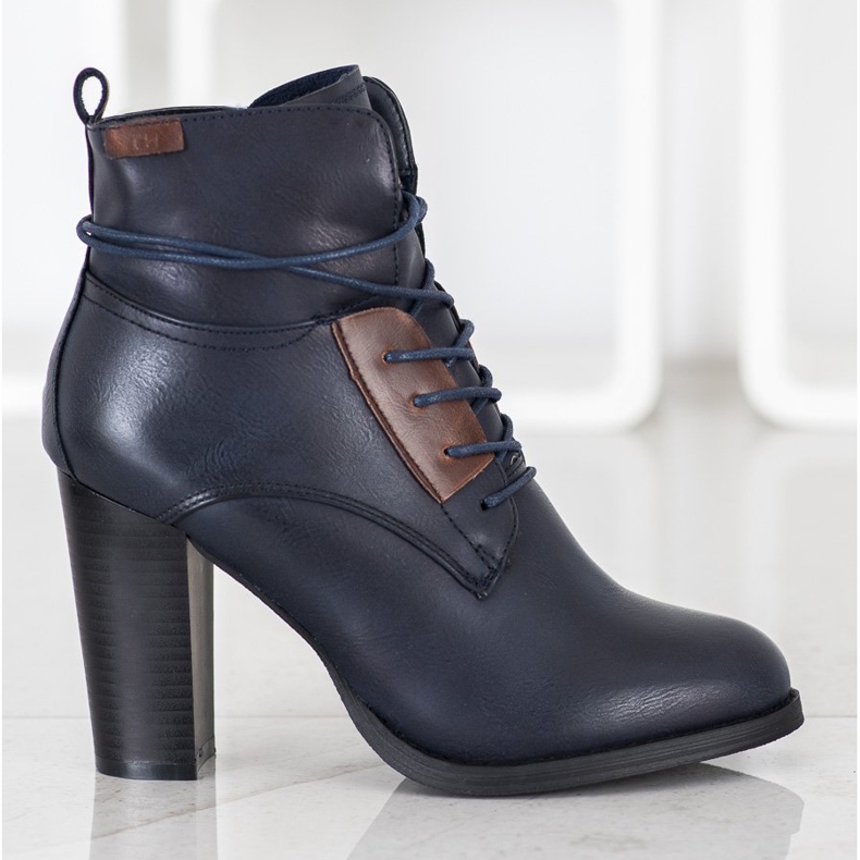 Evento Botas azul marino en un pilar 2