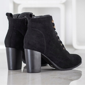 Evento Botines negros en un poste 3