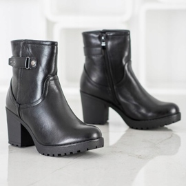 J. Star Botas calientes en el poste negro 3