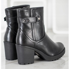 J. Star Botas calientes en el poste negro 1