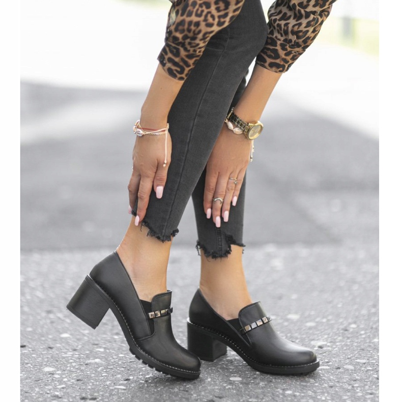 Zapatos negros de mujer en el poste C17-6113 1