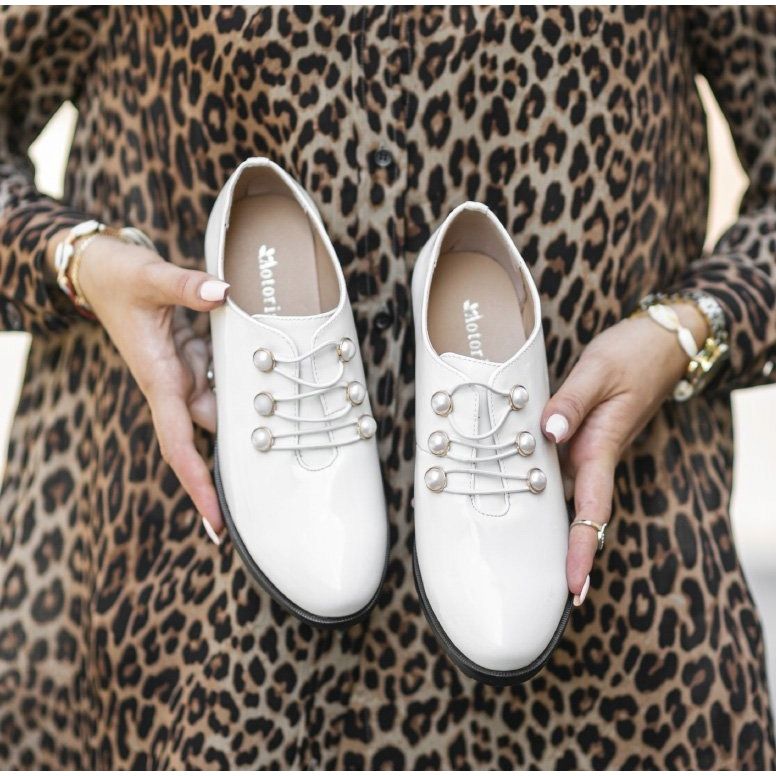 Zapatos lacados en blanco en el poste C17-57011-2 1