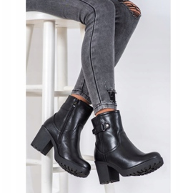 J. Star Botas calientes en el poste negro 2