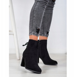 Botas atadas en el poste VINCEZA negro 2 Botas atadas en el poste VINCEZA negro 2