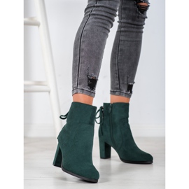 Botas atadas en el poste VINCEZA verde 1