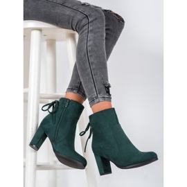 Botas atadas en el poste VINCEZA verde 5
