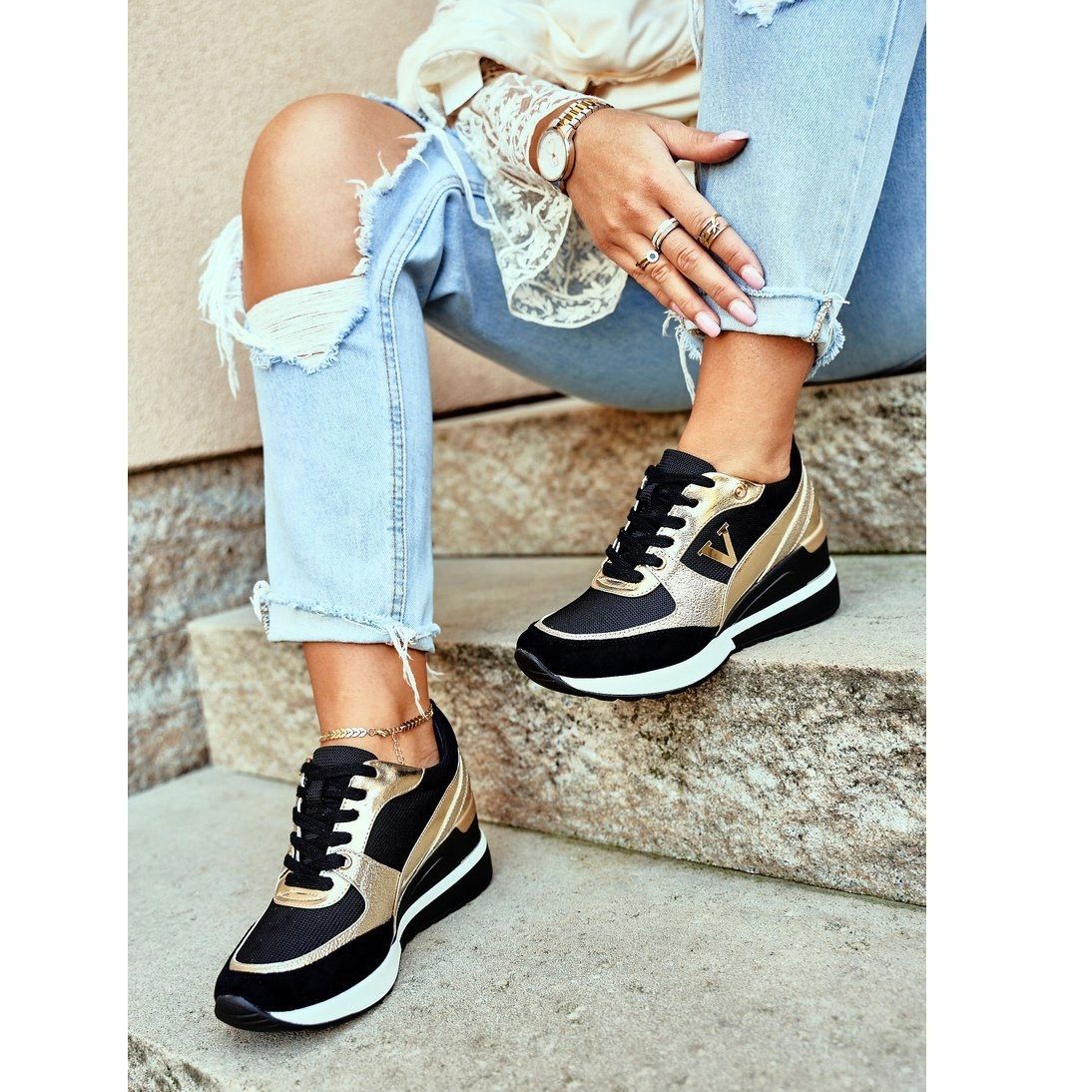 Converse negras y sales doradas