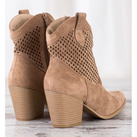 Erynn Bota cowboy beige calada 2 Erynn Bota cowboy beige calada 2
