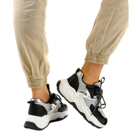 Deportivas blancas con inserciones negras RAL-63 negro 1