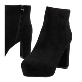 Botines negros en el poste de Neadarea 1