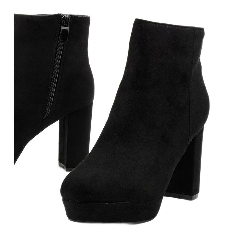 Botines negros en el poste de Neadarea 1
