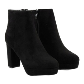 Botines negros en el poste de Neadarea 2
