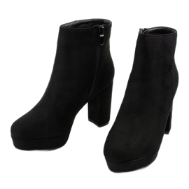 Botines negros en el poste de Neadarea 3