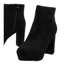 Botines negros en el poste de Neadarea 4