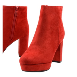 Botines rojos en el poste de Neadarea 1