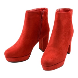 Botines rojos en el poste de Neadarea 2