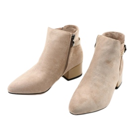 Botas beige con un pequeño poste de Brizaris 2
