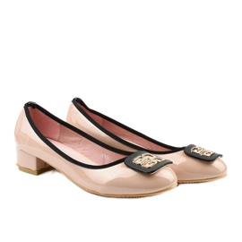 Bombas lacadas beige en el pilar 0015-4 3