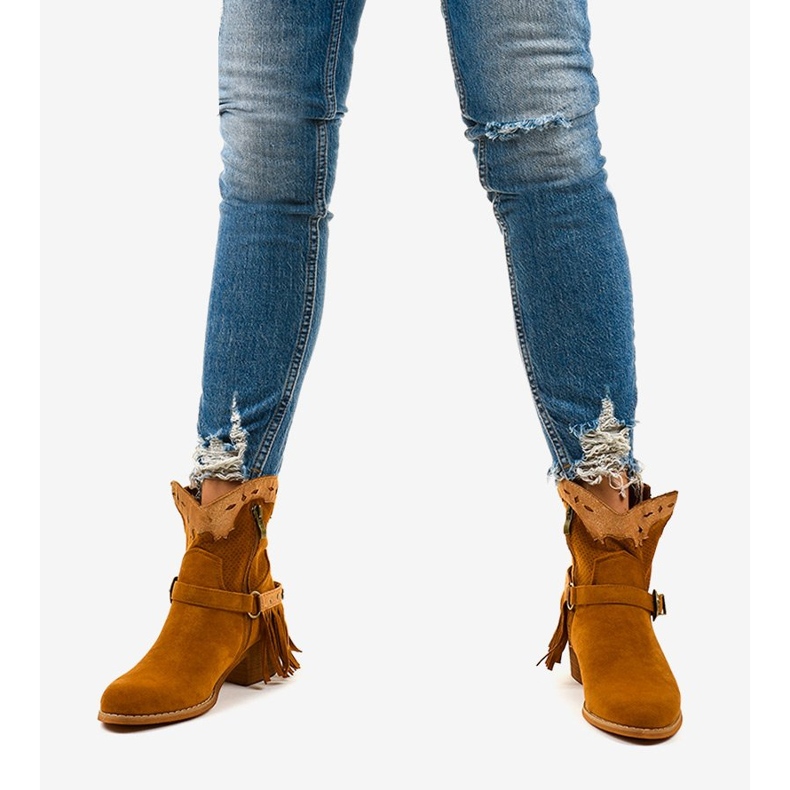 Botines generacionales de ante marrón en el poste 1 Botines generacionales de ante marrón en el poste 1