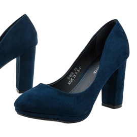 Zapatos de tacón de ante azul en la publicación Recite 1