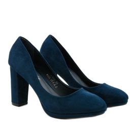Zapatos de tacón de ante azul en la publicación Recite 3