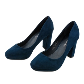 Zapatos de tacón de ante azul en la publicación Recite 2