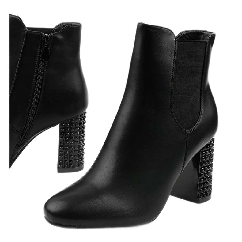 Botines negros en el poste Chardonnay 1