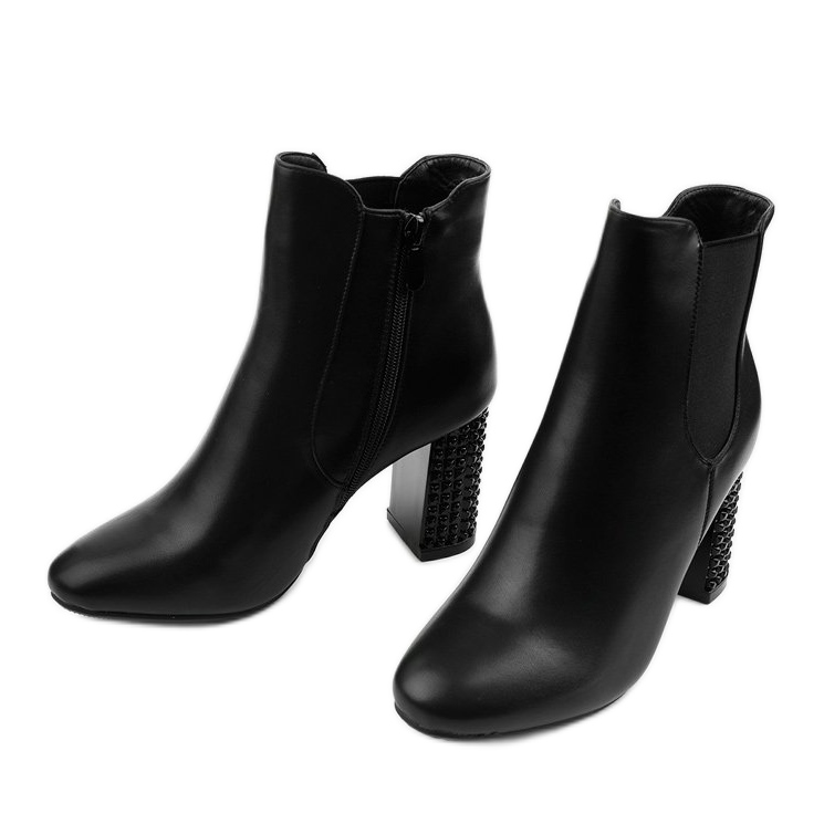 Botines negros en el poste Chardonnay 2