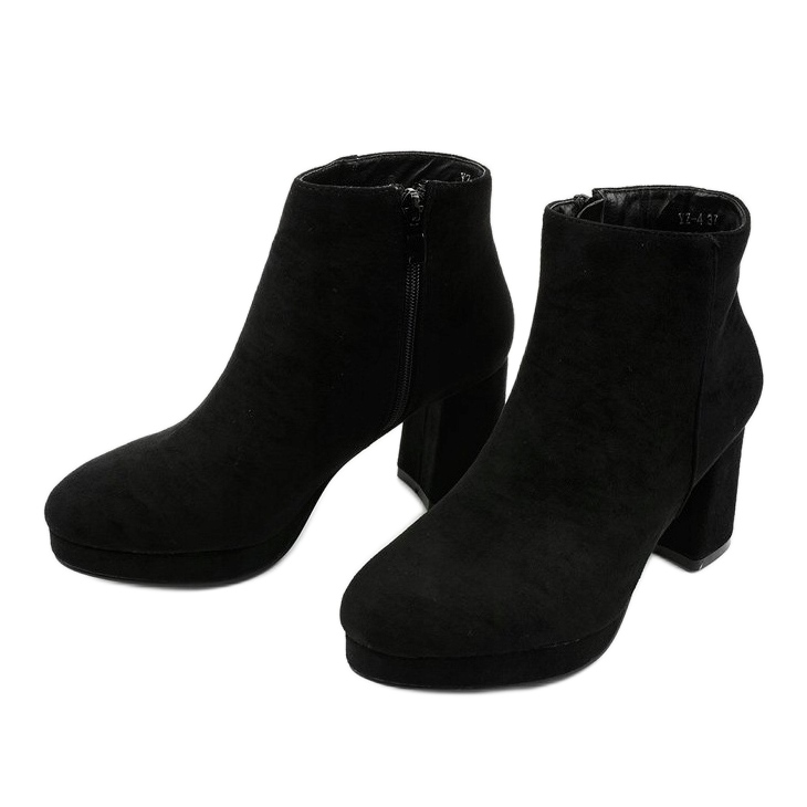 Botines de ante negro en el poste de Mahoganis 2 Botines de ante negro en el poste de Mahoganis 2